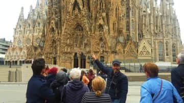 Tour privado de lo Mejor de Barcelona entrada Sagrada Familia Barrio Gotico y Montjuic. Excursion dia entero - In out Barcelona Tours