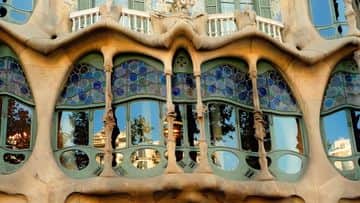 Tour privado de Barcelona Gaudí Modernismo con Sagrada Familia. Tour a pie - In out Barcelona Tours