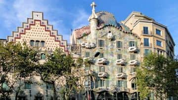Tour privado de Barcelona Gaudí Modernismo con Sagrada Familia. Tour a pie - In out Barcelona Tours