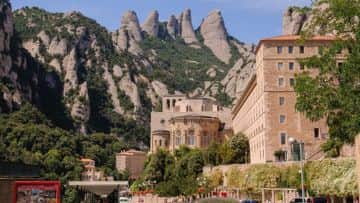 Tour privado de Montserrat y Degustacion Vino y Cava en exclusiva Bodega Penedés.Excursion de un dia - In out Barcelona Tours