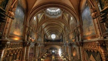 Tour privado de Montserrat con entrada al Monasterio en una Excursion de Medio Día. - In out Barcelona Tours