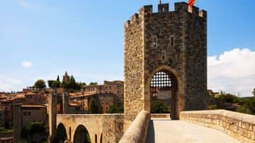 Tour privado de Besalú y 3 Pueblos Medievales en una Excursion de día completo. - In out Barcelona Tours